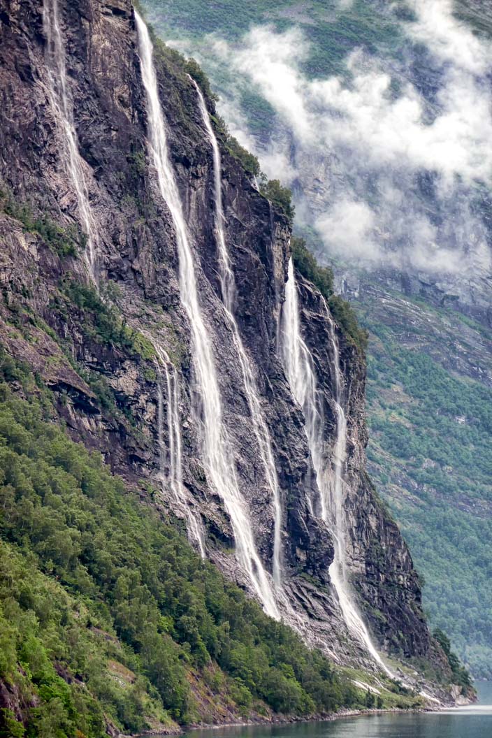 Wasserfall-Geiranger-Fjord-1-sieben-schwestern