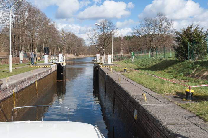 mecklenburgische-seenplatte-führerscheinfreie-hausbootfahrt