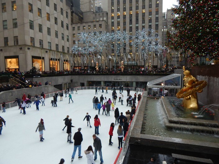 Vorweihnachtszeit in New York Rockefeller Center Eislaufbahn