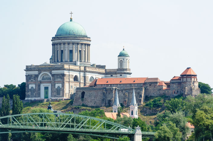 Einfahrt in Esztergom über der Stadt thront die berühmte Basilika