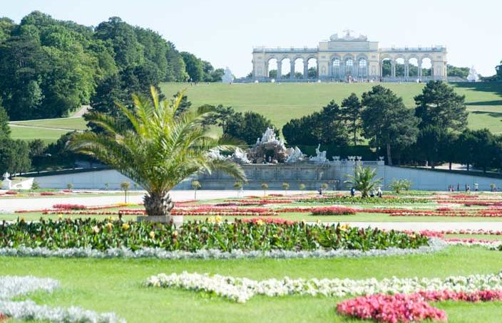 Wien Insider Tipps Schloss und Park Schönbrunn im Hintergrund die Gloriette