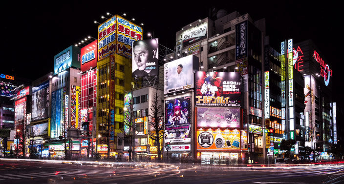 Tokio bei Nacht ist unglaublich aufregend. Vor allem die Reklametafeln sind genial. In dieser Langzeitbelichtung lenkt kein Straßenverkehr vom Motiv ab.