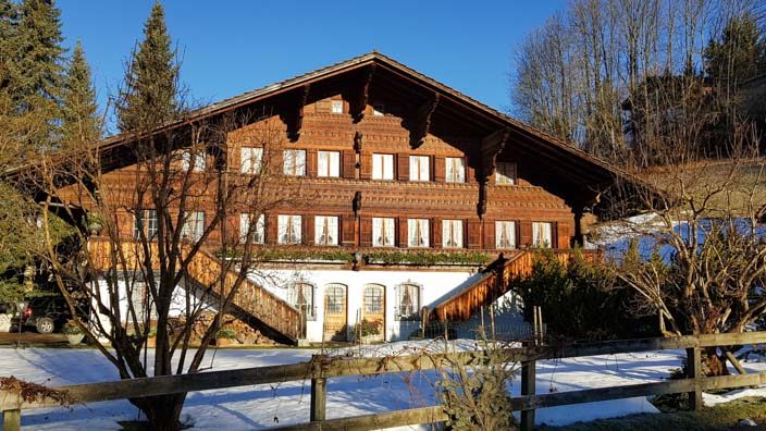 Bummel durch Gstaad Häuser im Chalet-Stil