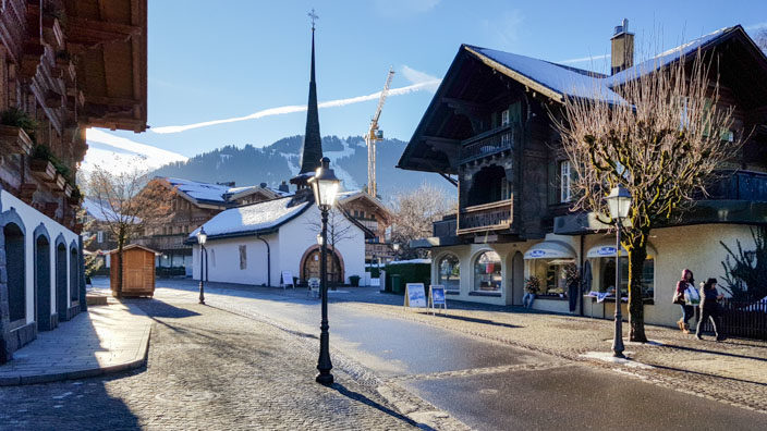 Bummel durch Gstaad Kirche und Häuser im Chalet-Stil