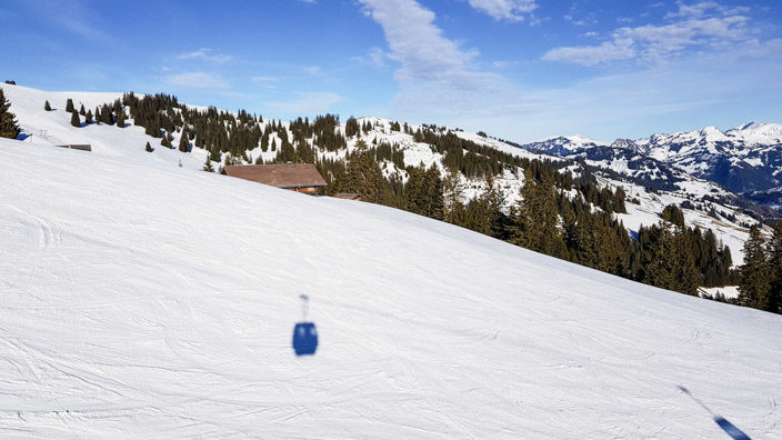 Mit der Bergbahn auf den Rellerli samt Aussicht auf die Schneelandschaft