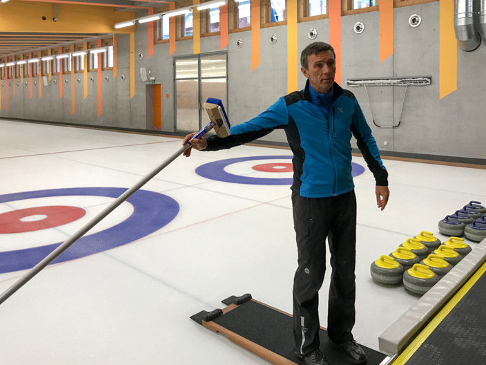 Gstaad Curling mit dem 5* Ermitage Wellness & Spa-Hotel Gästeführer Christian