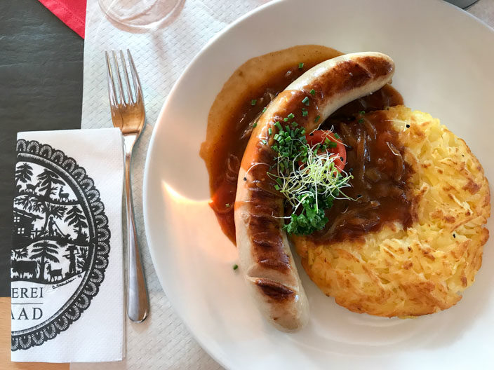 Mit der Bergbahn auf den Rellerli samt Aussicht auf die Schneelandschaft - Essen im Bergrestaurant