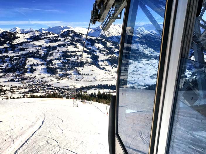 Mit der Bergbahn auf den Rellerli samt Aussicht auf die Schneelandschaft