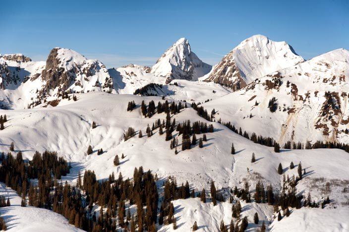 Mit der Bergbahn auf den Rellerli samt Aussicht auf die Schneelandschaft