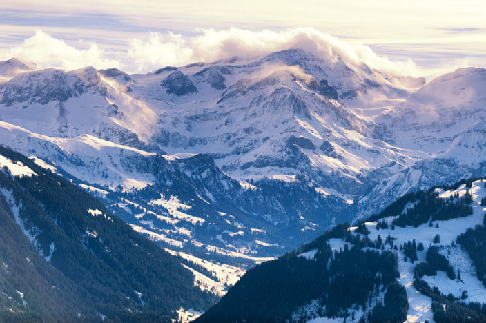 Mit der Bergbahn auf den Rellerli samt Aussicht auf die Schneelandschaft