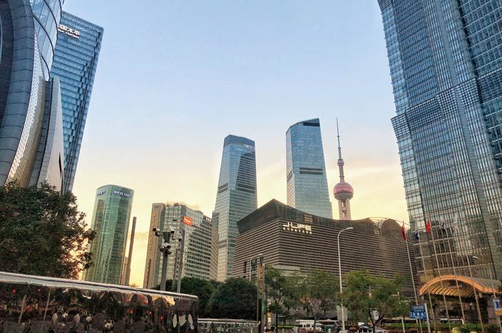 Skyline in de buurt van de Shanghai-toren
