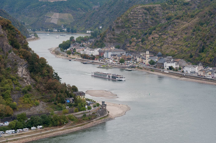 Blick auf den Rhein: Vom Aussichtspunkt auf dem Loreley-Felsen