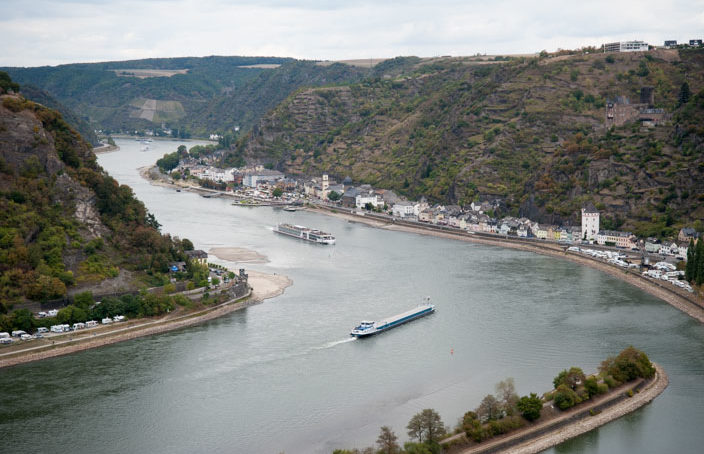 Blick auf den Rhein: Vom Aussichtspunkt auf dem Loreley-Felsen