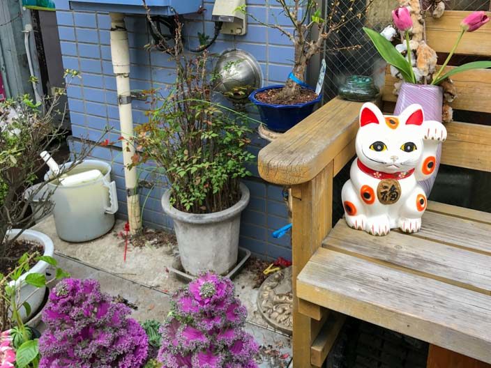 Winkekatze op weg naar de Gunokuji-tempel