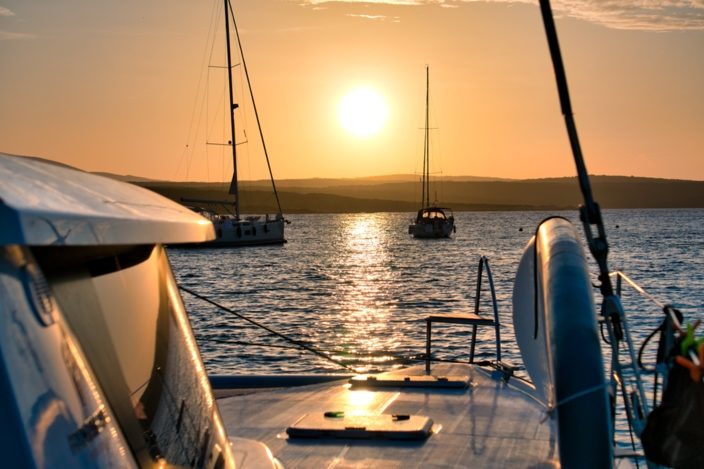 Sonnenuntergang in der Bucht unweit von Punta Križa