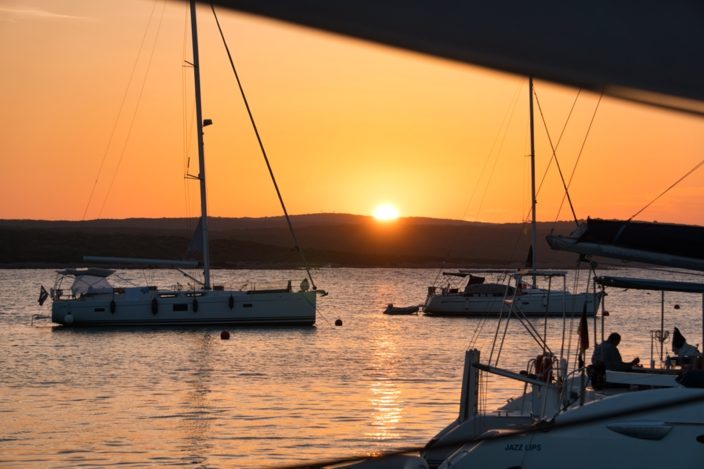 Zonsondergang in de baai niet ver van Punta Križa