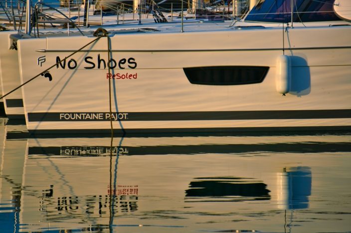 Unser Katamaran, die "No Shoes", im Sonnenuntergangslicht in der Marina Pomer.