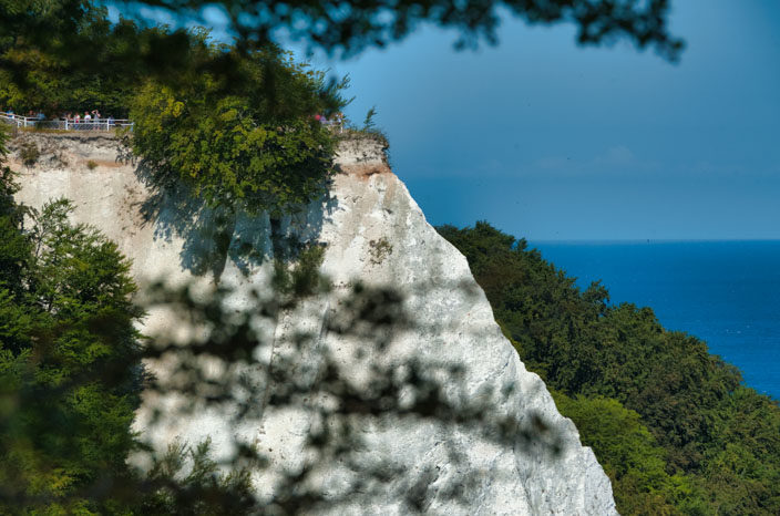 Krijtrotsen Rügen: uitzicht op het observatiedek Königsstuhl vanaf de rots "Victoria view"