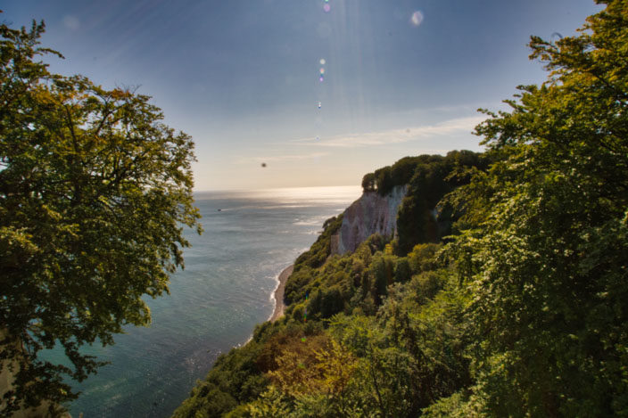 Krijtrotsen Rügen: uitzicht vanaf het observatiedek Königsstuhl op de rotsen 