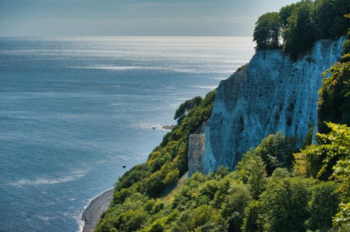 Krijtrotsen Rügen: uitzicht vanaf het observatiedek Königsstuhl op de rotsen "Victoria view"